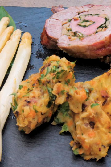Geplankter Kartoffelstampf, mit einer rauchigen Note vom Grill. Ein perfektes Kompliment zum gefüllten Schweinebraten.